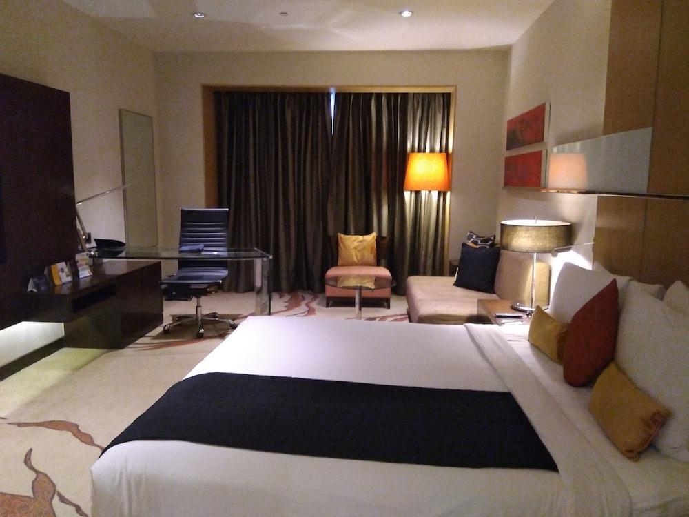 Radisson Blu Hotel Amritsar Esterno foto A room at the hotel