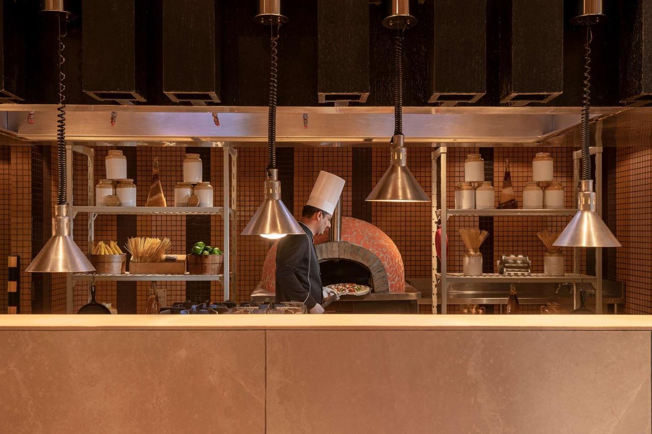 Radisson Blu Hotel Amritsar Esterno foto A chef working in a restaurant kitchen