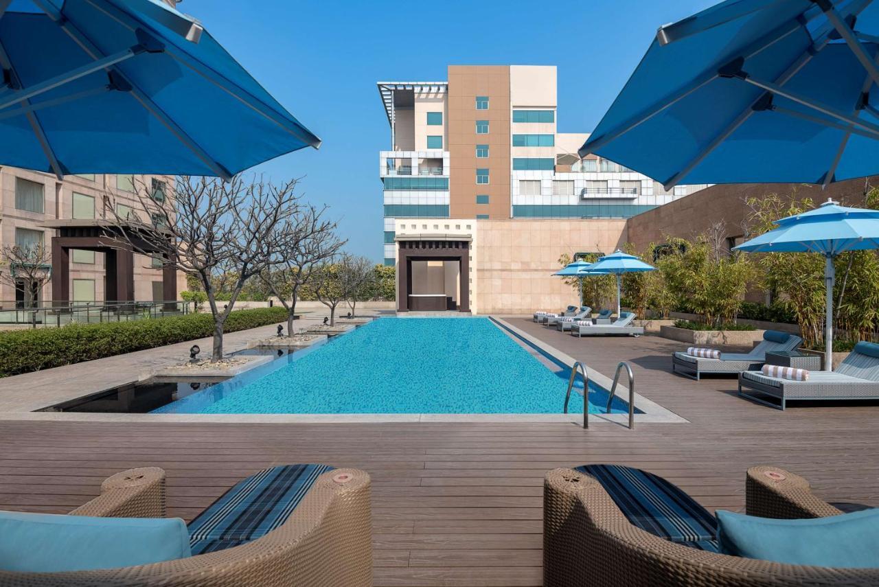 Radisson Blu Hotel Amritsar Esterno foto The pool at the hotel