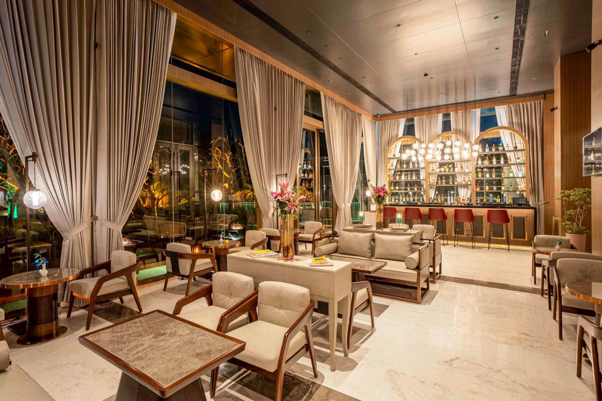 Radisson Blu Hotel Amritsar Esterno foto The Bar