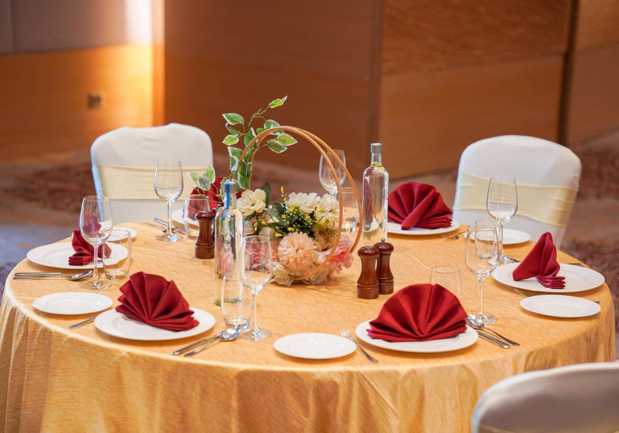 Radisson Blu Hotel Amritsar Esterno foto A table set for a formal dinner