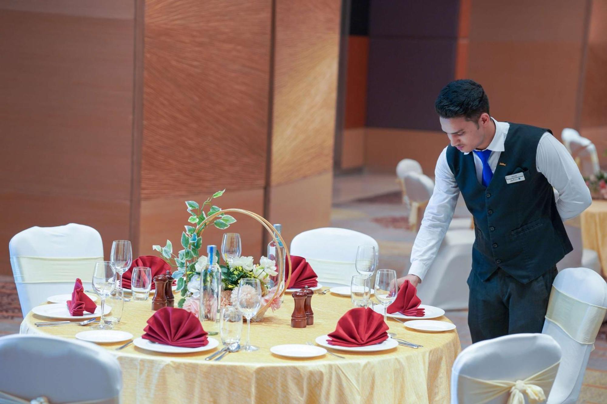Radisson Blu Hotel Amritsar Esterno foto A restaurant server