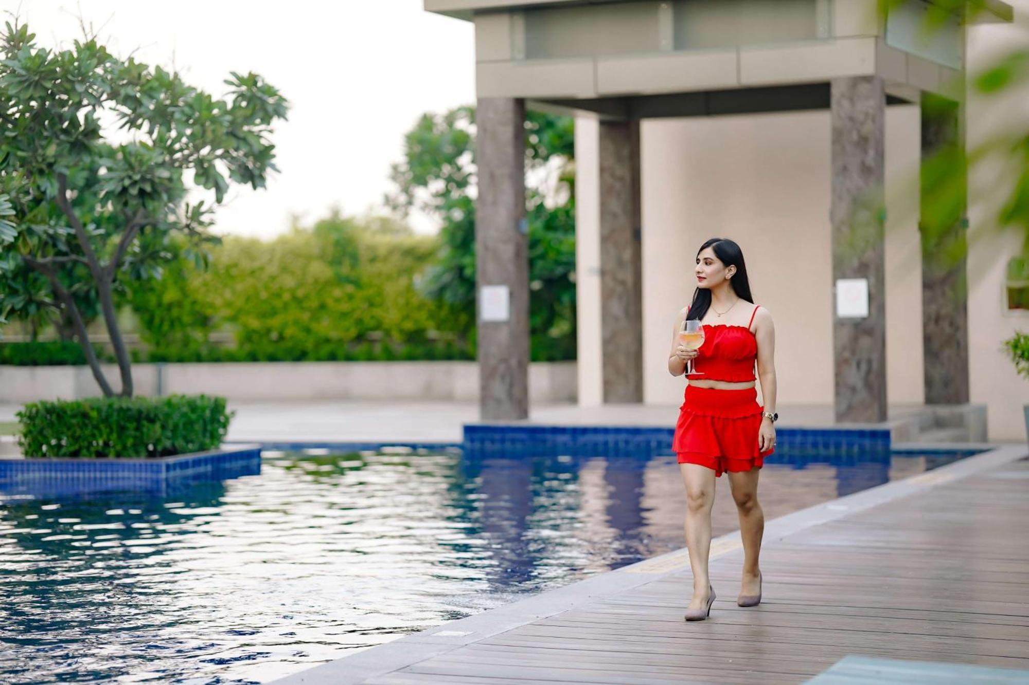 Radisson Blu Hotel Amritsar Esterno foto A woman walking by a pool