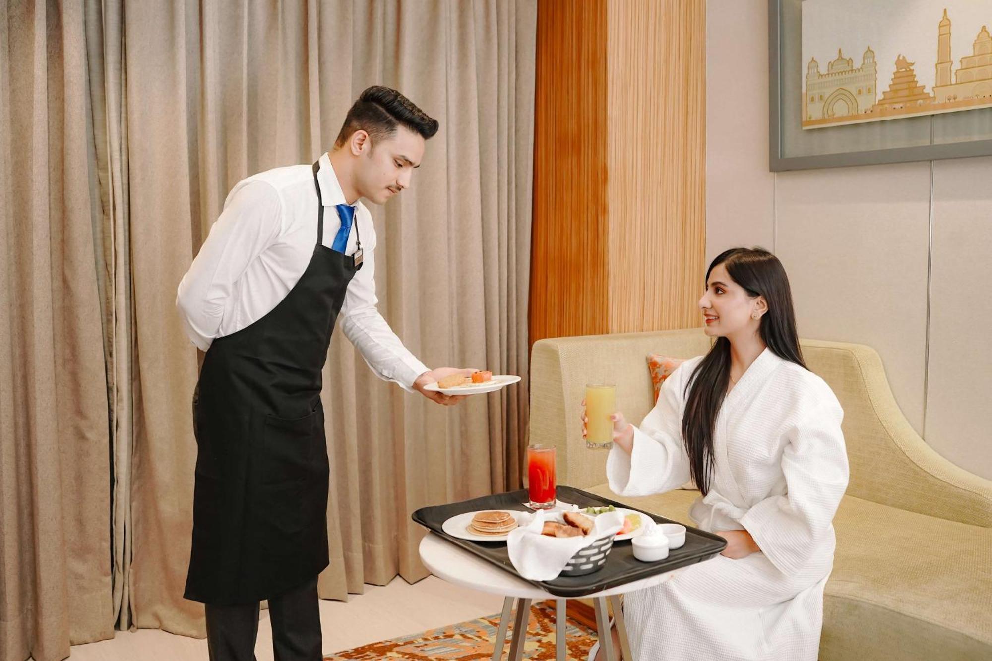 Radisson Blu Hotel Amritsar Esterno foto Room service