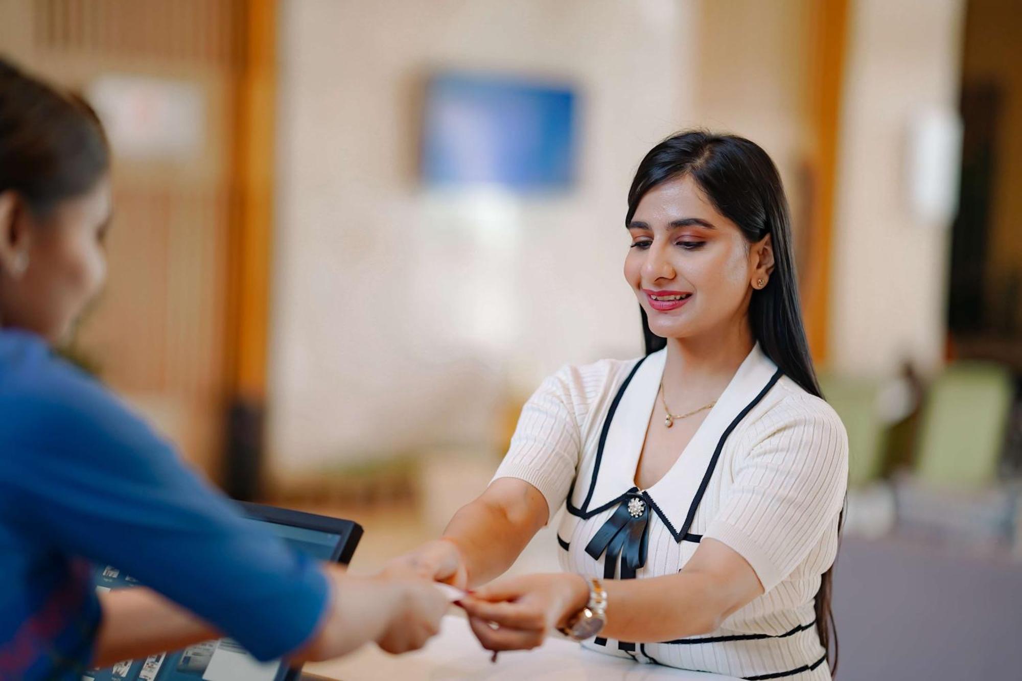 Radisson Blu Hotel Amritsar Esterno foto A hotel receptionist