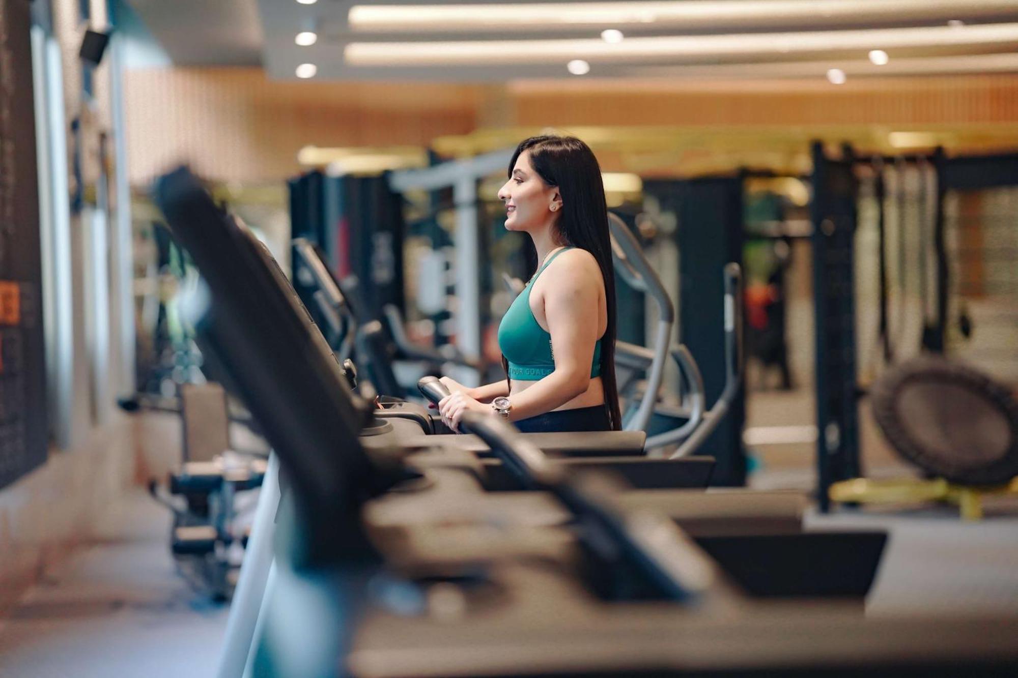 Radisson Blu Hotel Amritsar Esterno foto A woman on a treadmill