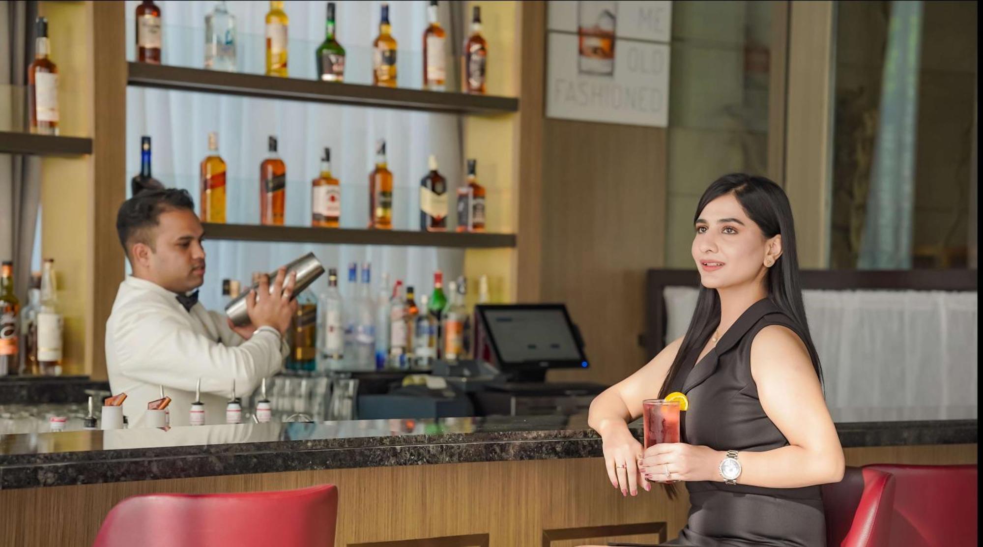 Radisson Blu Hotel Amritsar Esterno foto A woman at a bar
