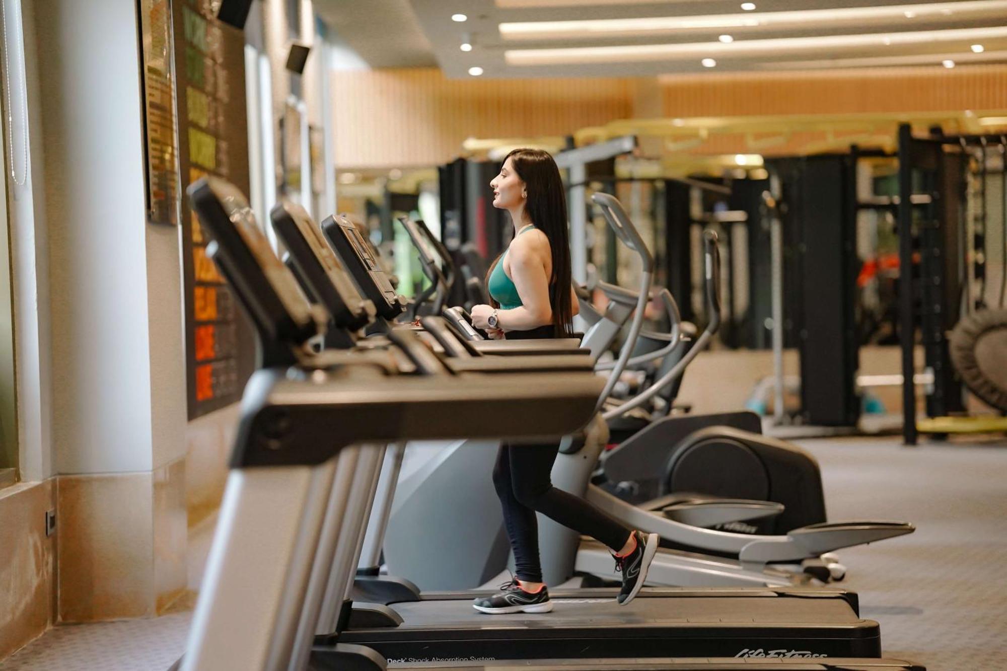 Radisson Blu Hotel Amritsar Esterno foto A woman on a treadmill